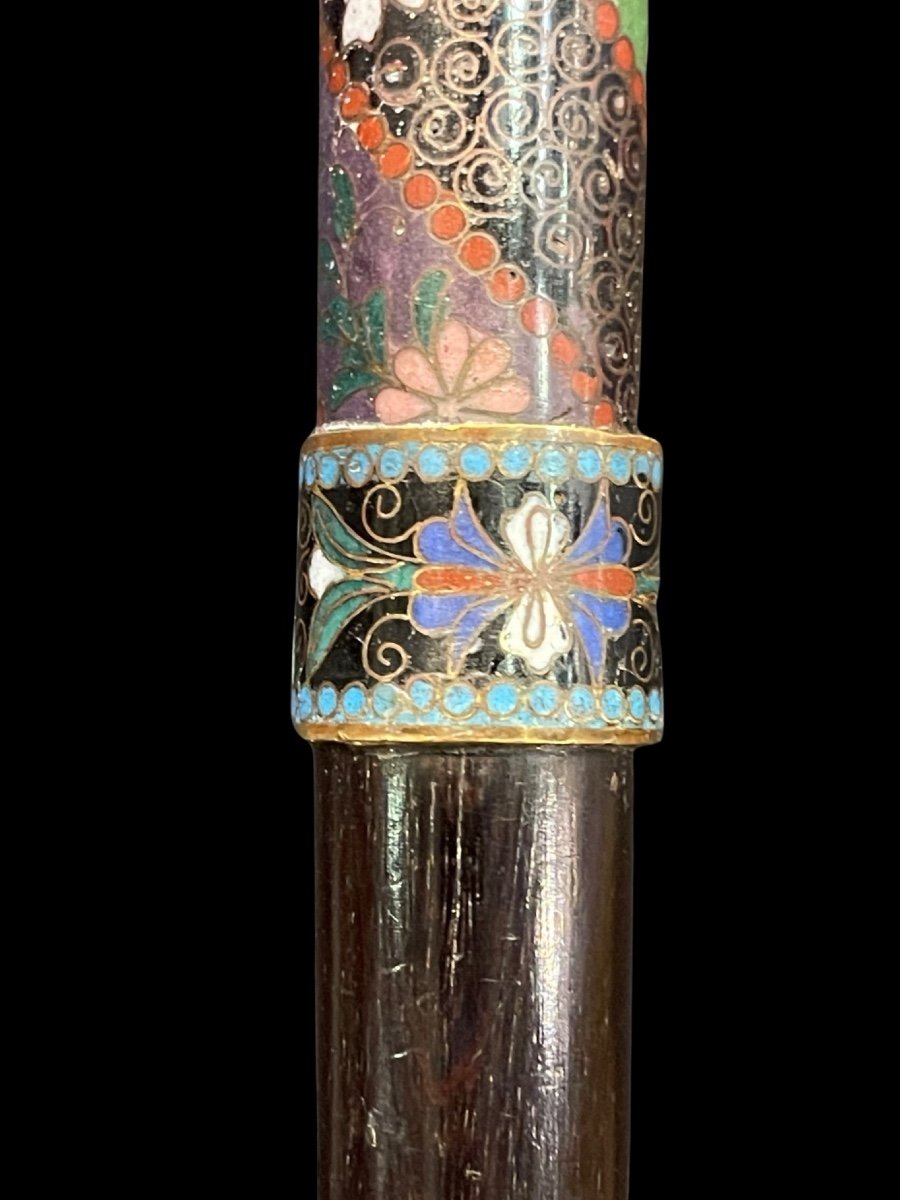 Bâton Du Soir à Manche En émail Cloisonné à Motifs Floraux Et Géométriques. Fût En Palissandre.-photo-1