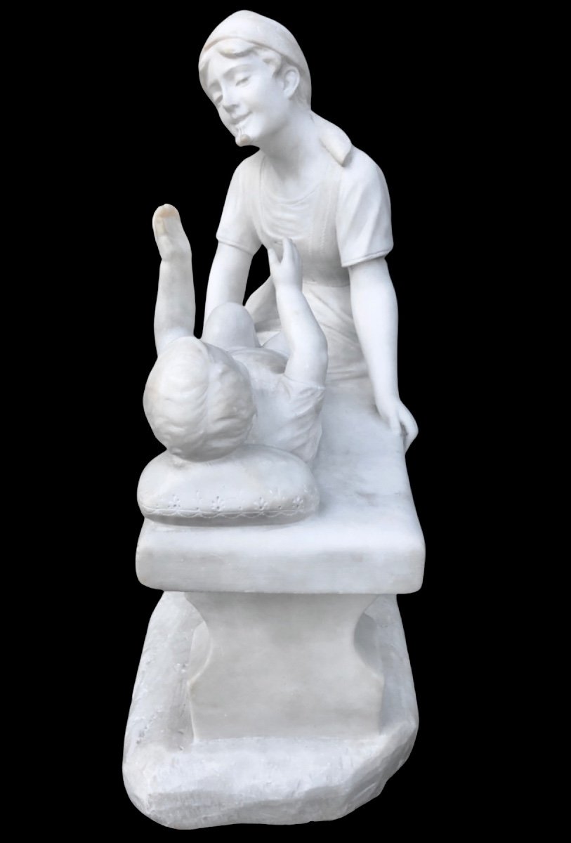 Sculpture En Marbre Blanc De Carrare Représentant La Mère Aux Cerises Et l'Enfant. -photo-3