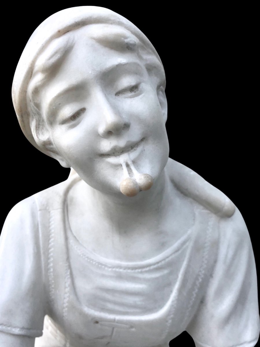 Sculpture En Marbre Blanc De Carrare Représentant La Mère Aux Cerises Et l'Enfant. -photo-1