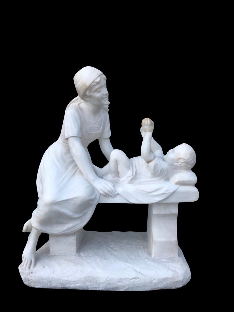 Sculpture En Marbre Blanc De Carrare Représentant La Mère Aux Cerises Et l'Enfant. 