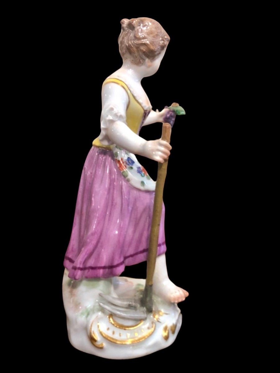Sculpture en porcelaine, figure d'une paysanne avec un bâton et une grappe de raisin. Meissen. -photo-4