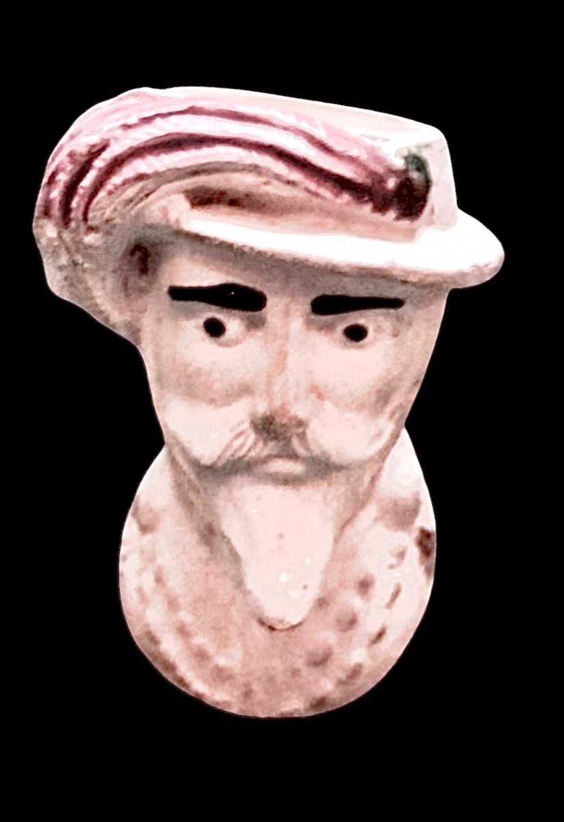 Pipe En Terre Cuite Figurant Une Tête De Soldat Bersaglière. Manufacture Dutel Gisclon. France.