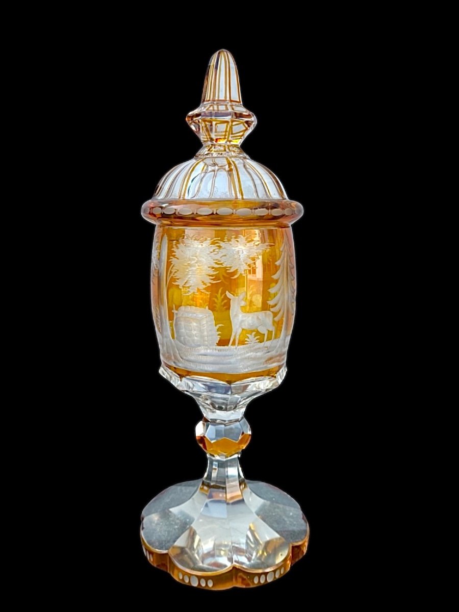 Grand Verre Avec Couvercle En Verre De Bohême Feuilleté Et Dépoli à Décor De Scènes De Chasse.-photo-1