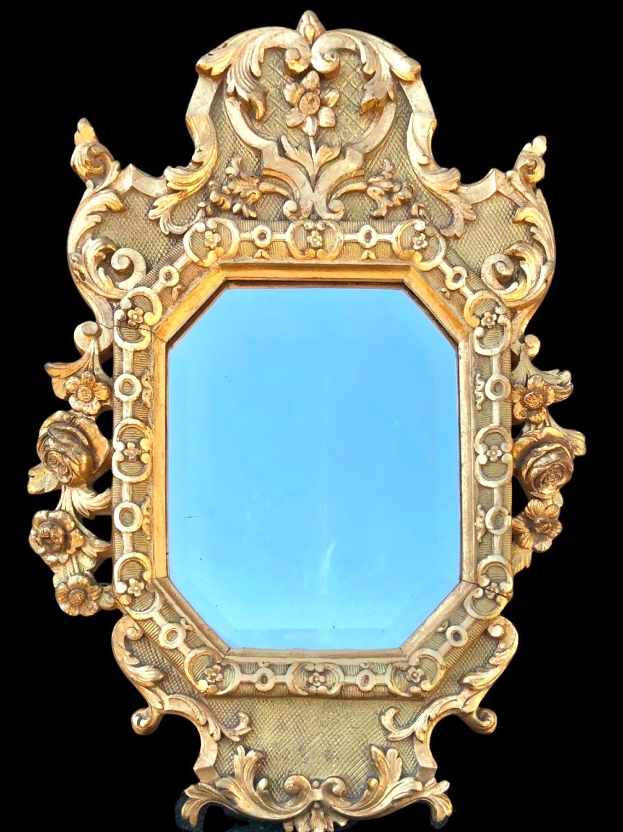 Cadre - Miroir En Bois Sculpté Et Doré à Motifs Floraux Et Rocaille.