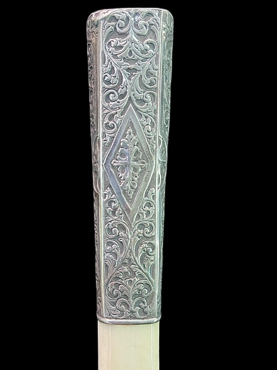 Evening' Stick In Ivory With Tips And Embossed Silver With Rocaille Motifs And Engraved Name:-photo-3