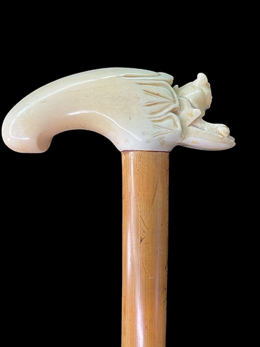 Stick With Lateral Ivory Handle Depicting A Dog Inside A Hiding Place. -photo-3