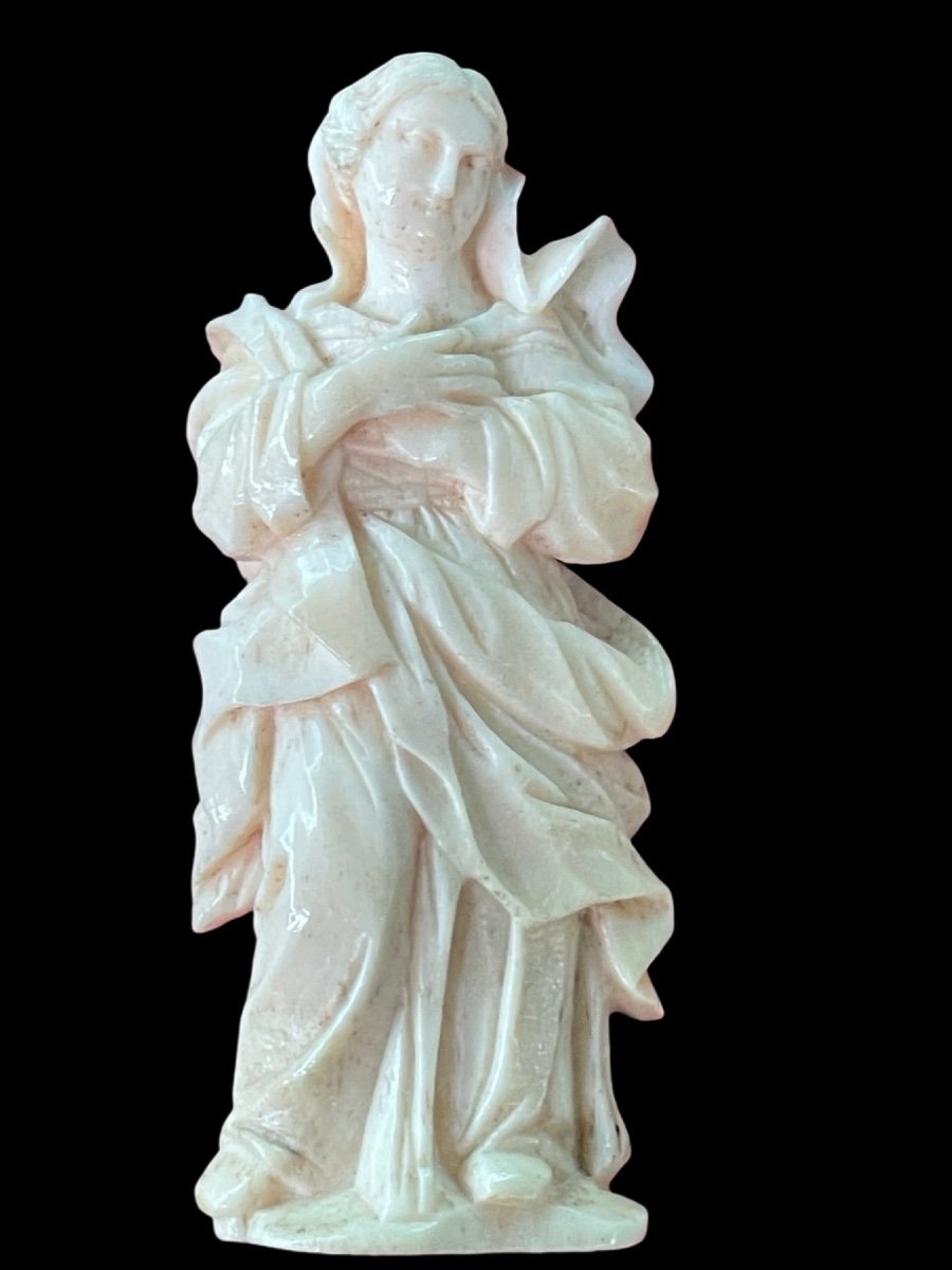 Sculpture En Bas-relief En Ivoire Représentant La Figure Du Saint.-photo-2