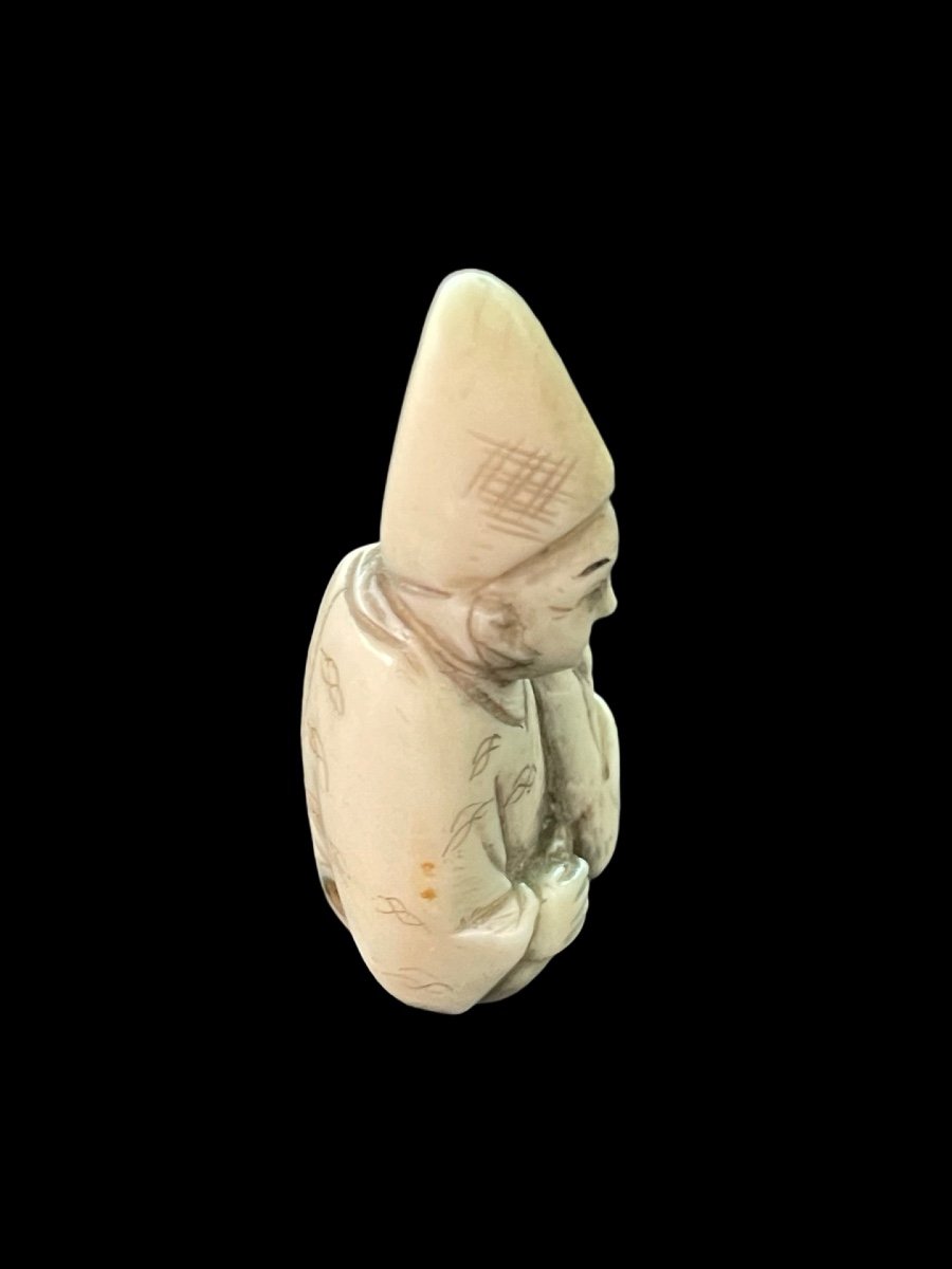 Ivory Netsuke Depicting A Male Figure With Hat And Bag. Japan. -photo-4
