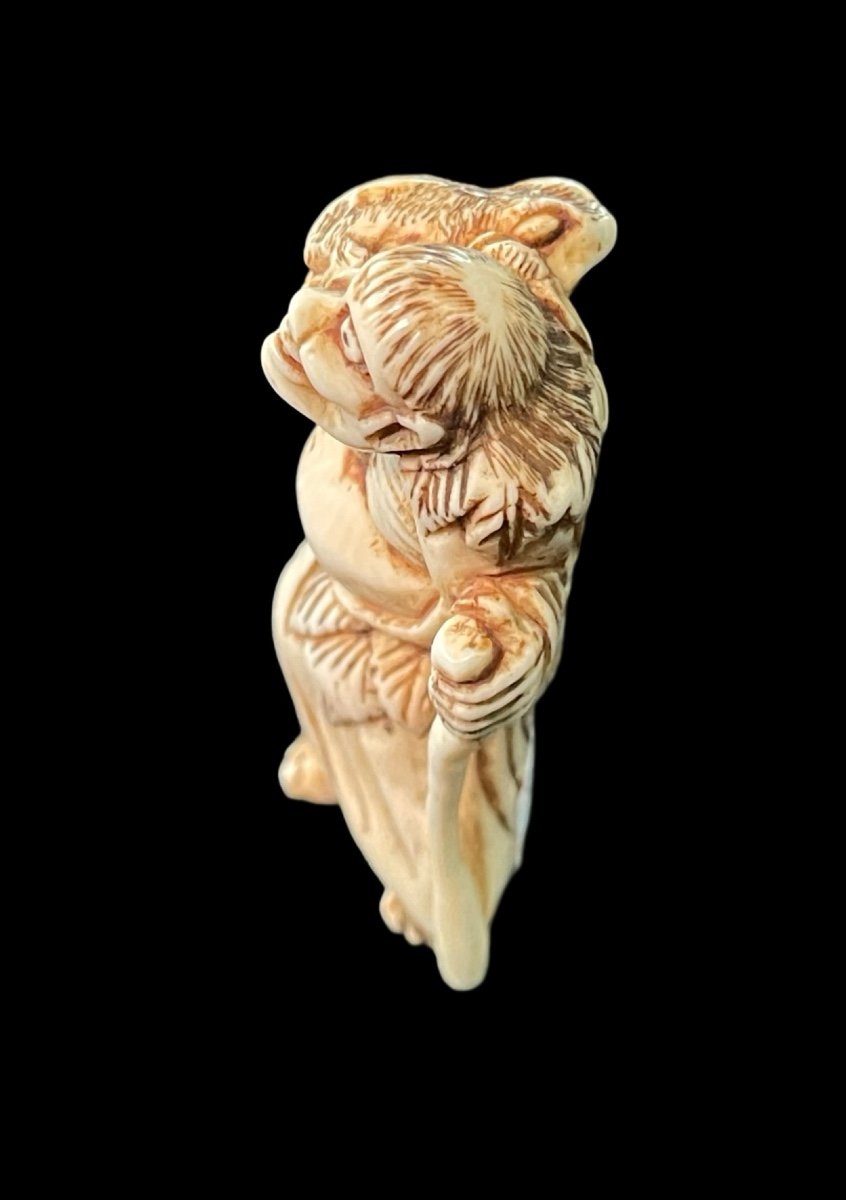 Netsuke En Ivoire Représentant Un Personnage Masculin-photo-1