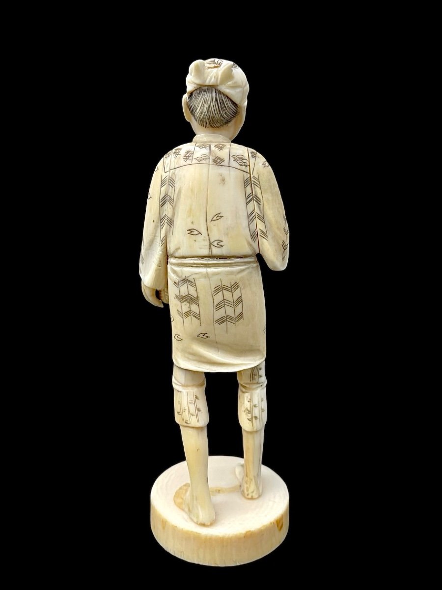 Sculpture Okimono En Ivoire Représentant Un Personnage Masculin Avec Un Panier -photo-4
