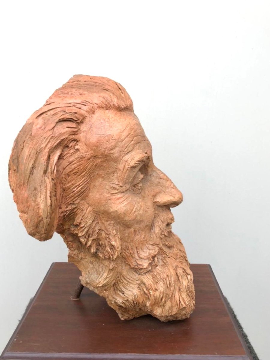Sculpture En Terre Cuite Représentant La Tête d'Un Personnage Masculin Portant Une Barbe. -photo-3