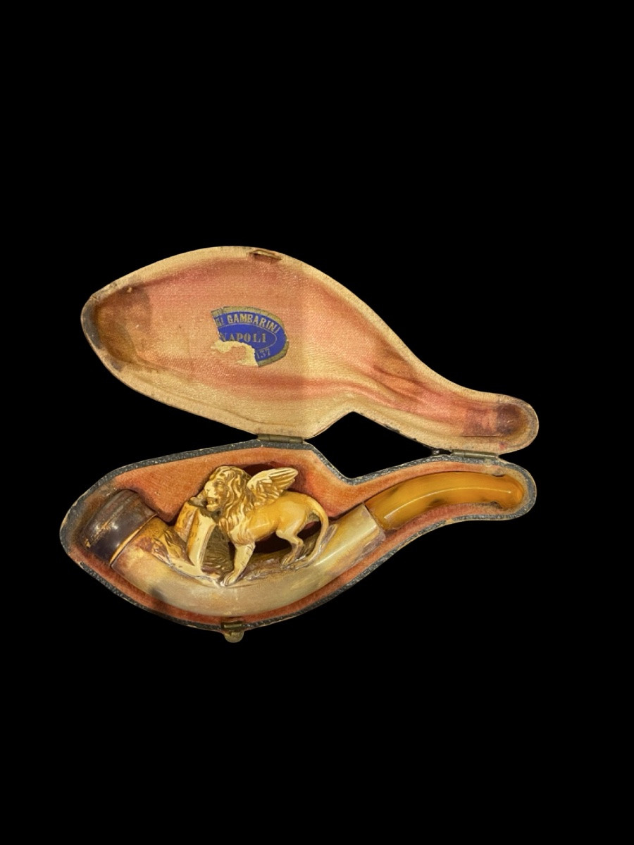 Pipe en écume de mer (magnésite) avec figure du Lion de Saint-Marc. Bec en ambre. -photo-3