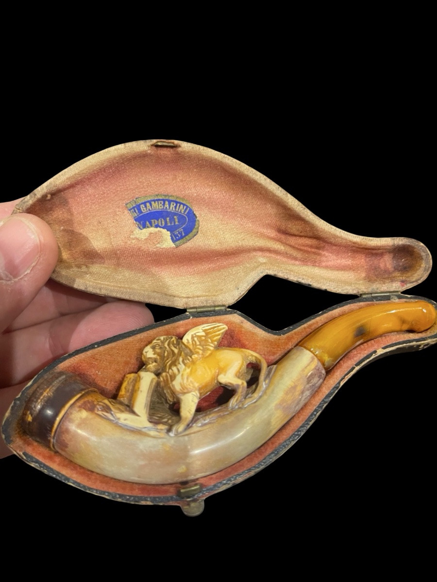 Pipe en écume de mer (magnésite) avec figure du Lion de Saint-Marc. Bec en ambre. -photo-1