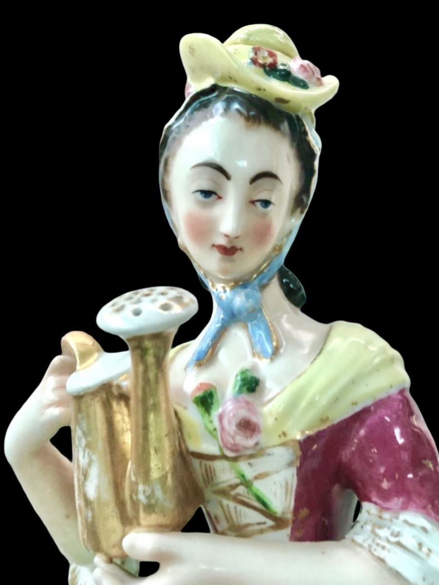 Veilleuse en porcelaine polychrome à rehauts d'or, représentant une dame à l'arrosoir. France,-photo-2