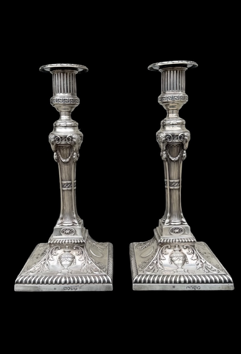 Paire de bougeoirs en argent à motifs géométriques, têtes de bouc, vases, festons-photo-2