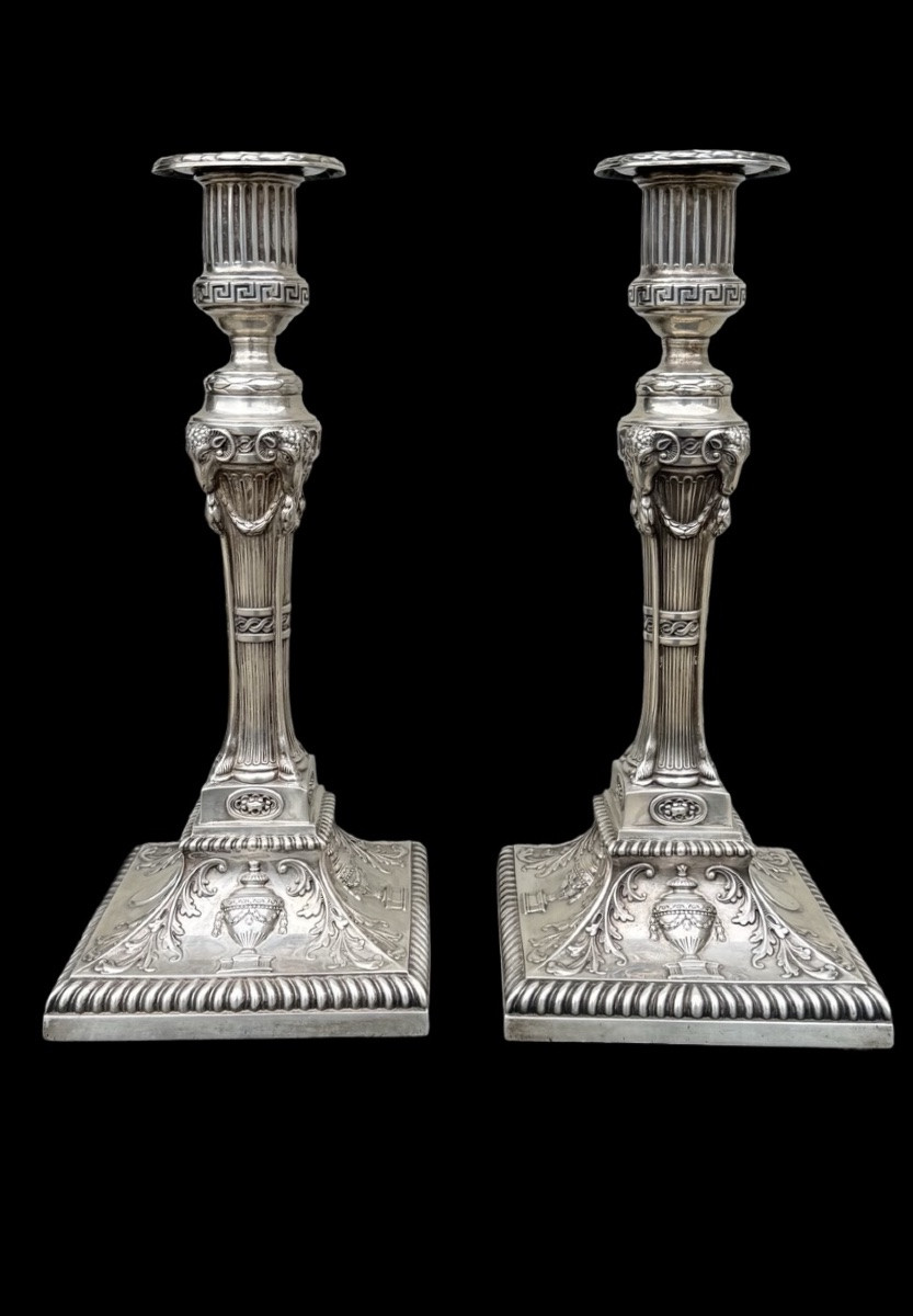 Paire de bougeoirs en argent à motifs géométriques, têtes de bouc, vases, festons-photo-3