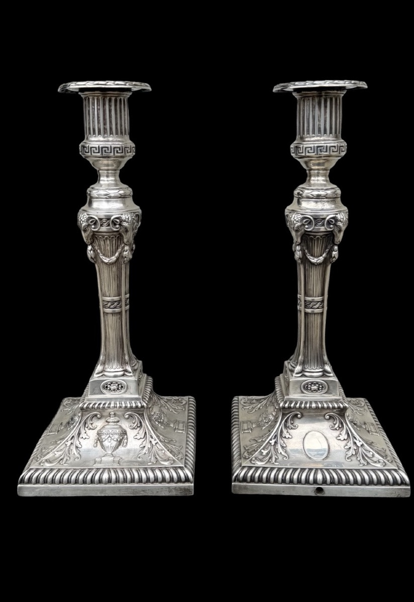 Paire de bougeoirs en argent à motifs géométriques, têtes de bouc, vases, festons-photo-4