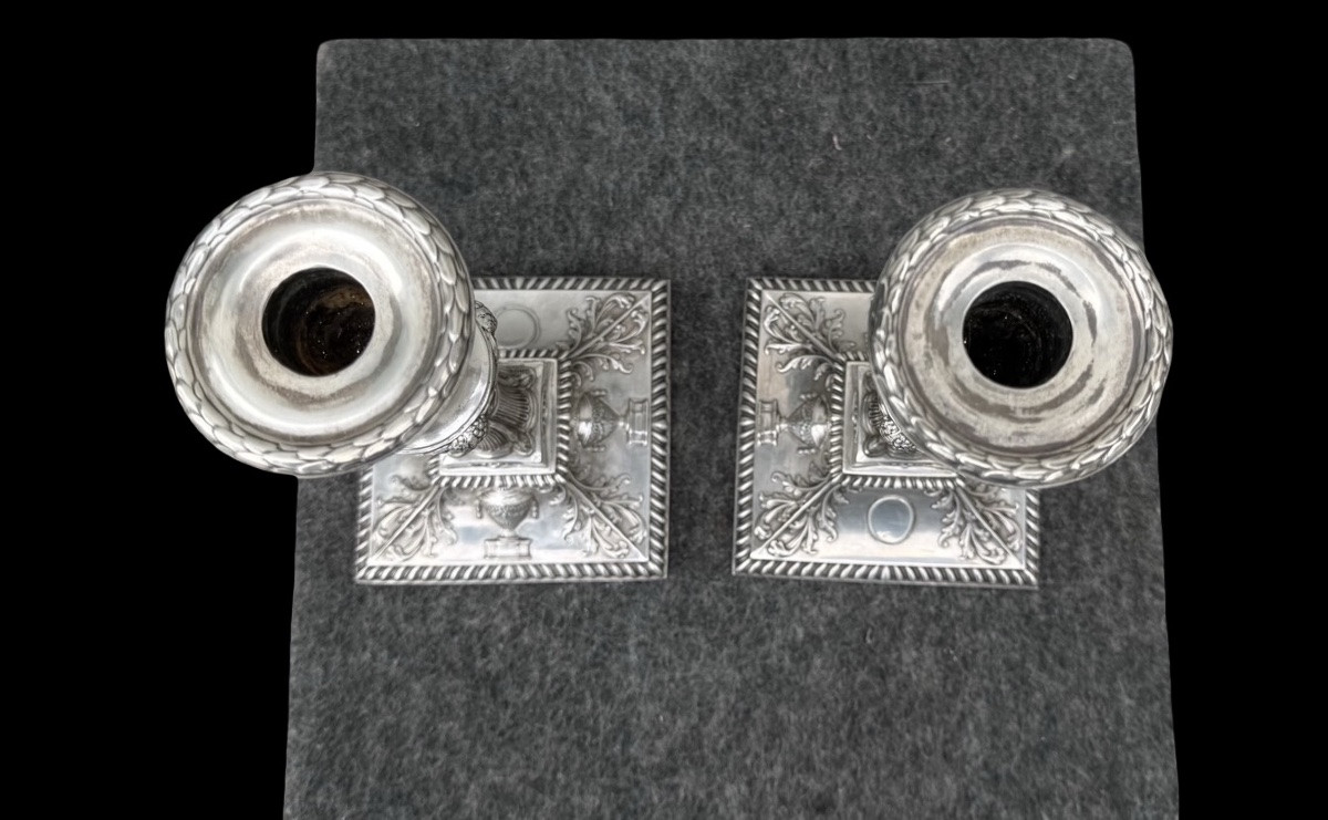 Paire de bougeoirs en argent à motifs géométriques, têtes de bouc, vases, festons-photo-1