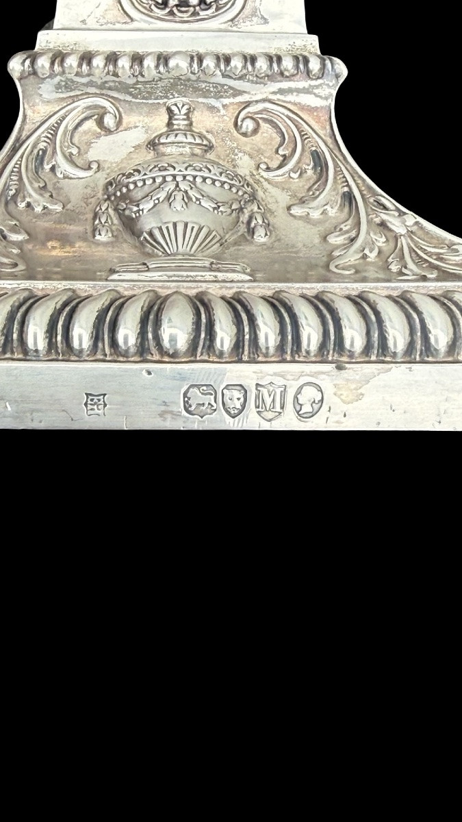Paire de bougeoirs en argent à motifs géométriques, têtes de bouc, vases, festons-photo-2