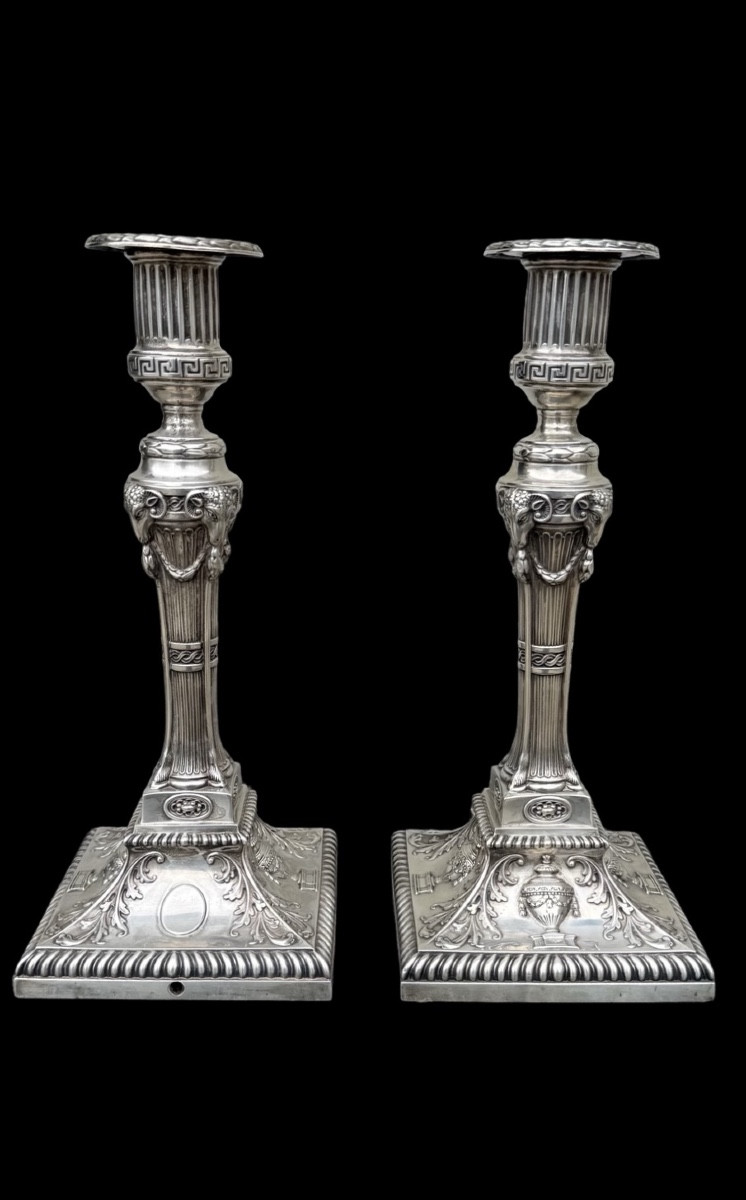 Paire de bougeoirs en argent à motifs géométriques, têtes de bouc, vases, festons