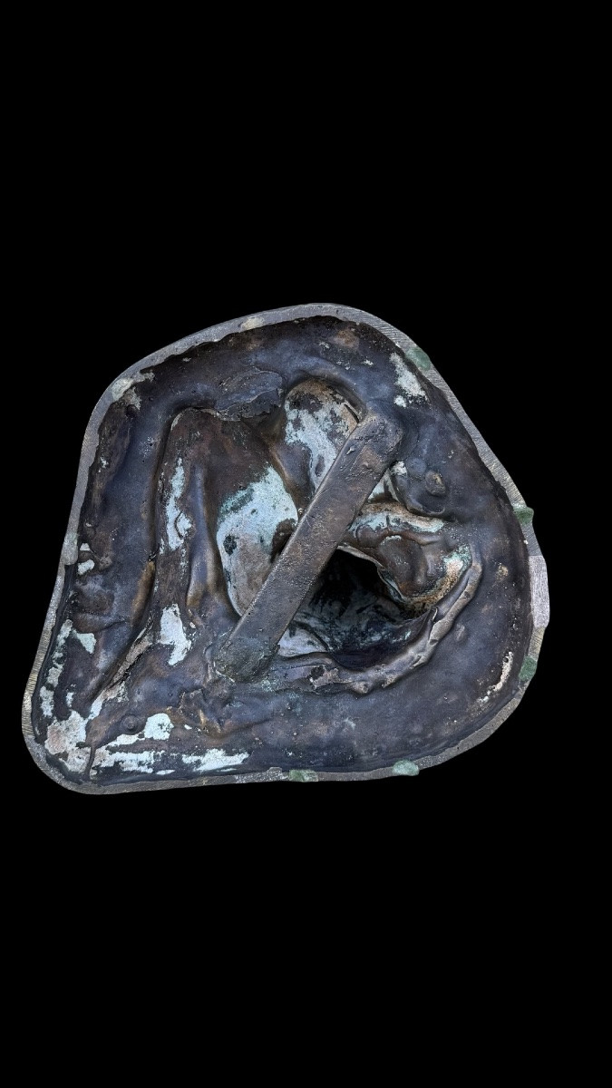 Sculpture en bronze représentant un nu féminin assis. France. Signée -photo-3