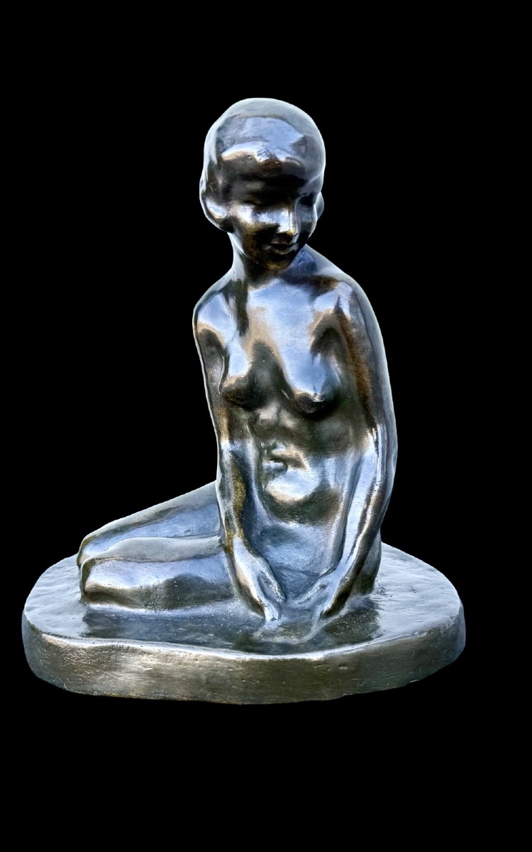 Sculpture en bronze représentant un nu féminin assis. France. Signée 