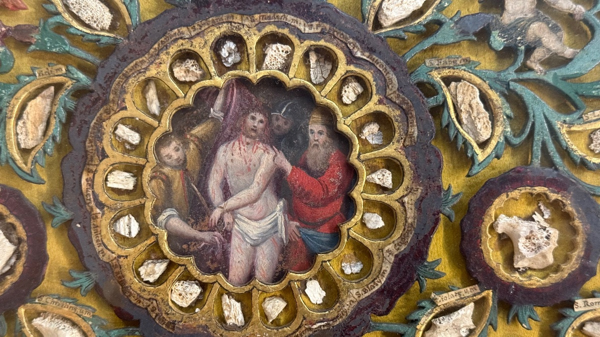 Image reliquaire à décor en bois sculpté en relief, ornée de chérubins et de motifs végétaux. -photo-3