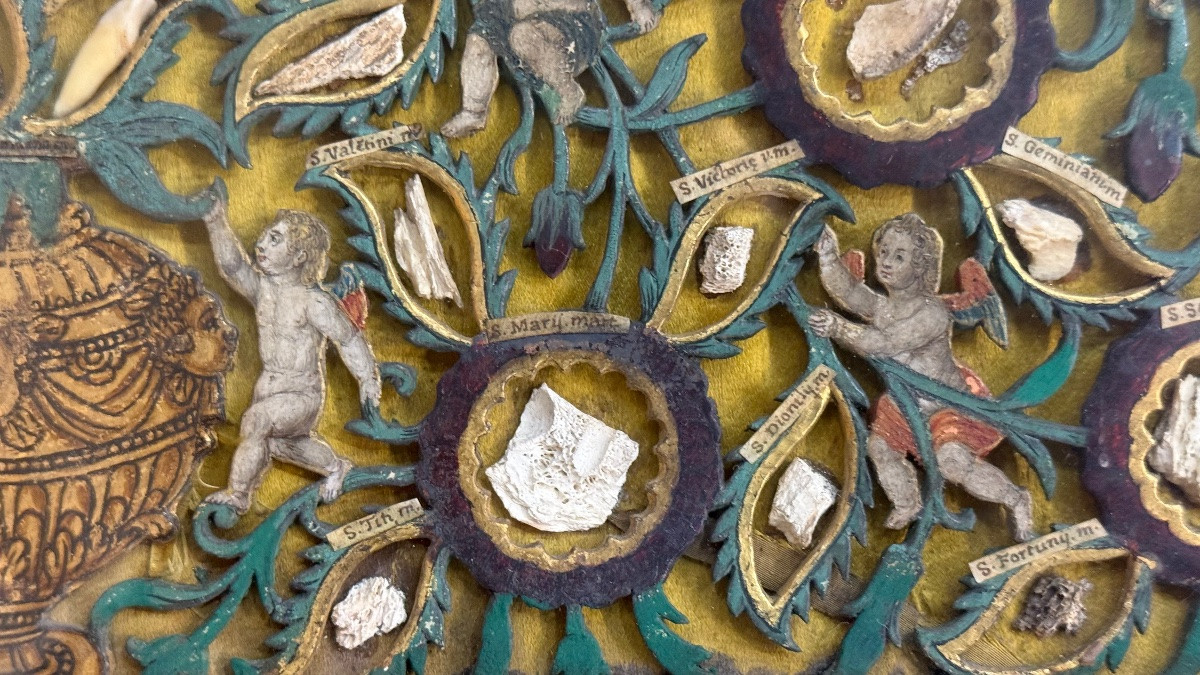 Image reliquaire à décor en bois sculpté en relief, ornée de chérubins et de motifs végétaux. -photo-2