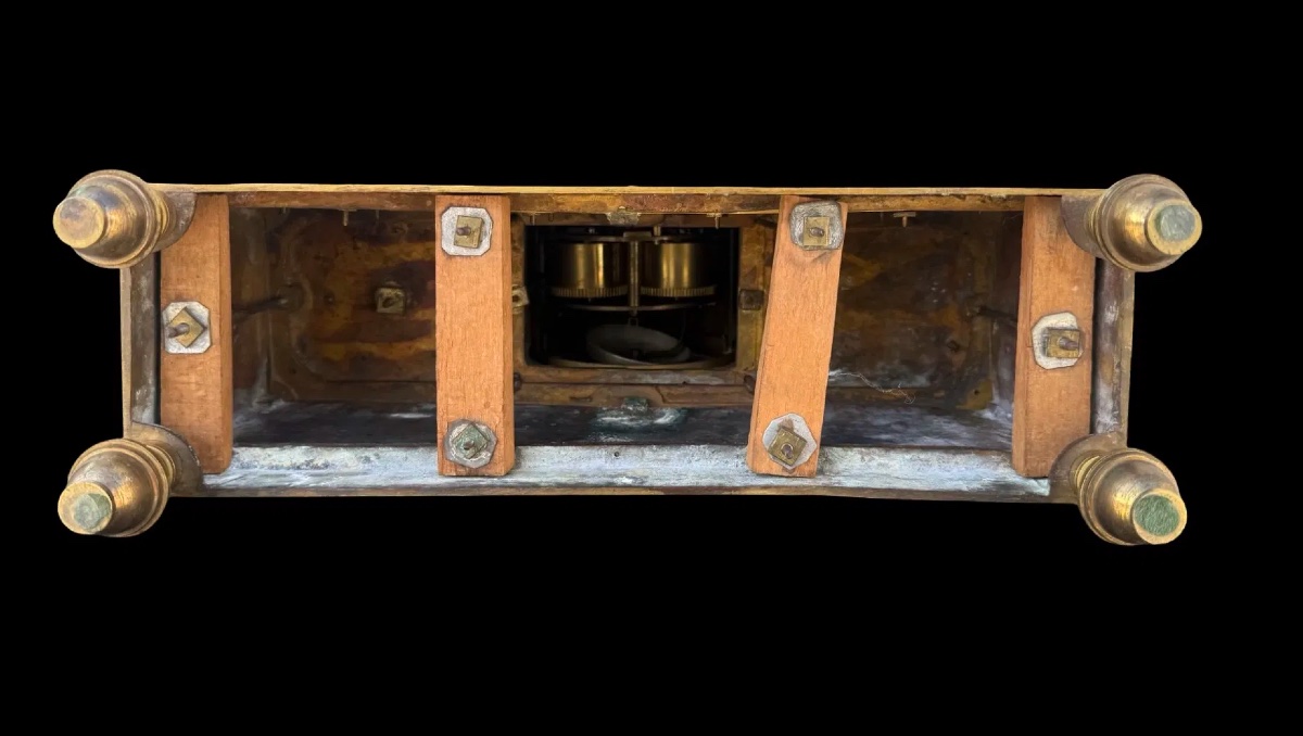 Pendule en bronze doré à mercure représentant Cupidon jouant de la lyre. Manufacture Dhalström,-photo-3