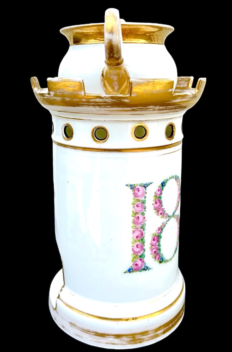 Veilleuse en porcelaine à décor floral et rehauts dorés, daté de 1827. France. -photo-3