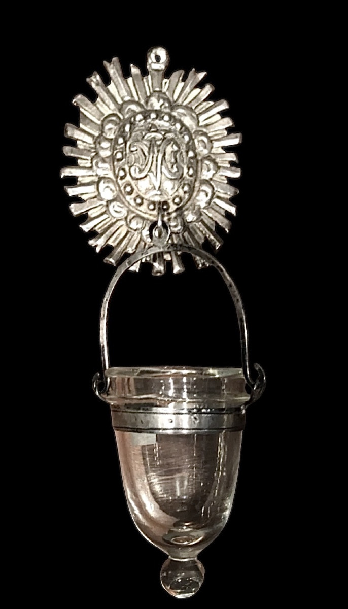 Bénitier en argent repoussé, en forme de panier