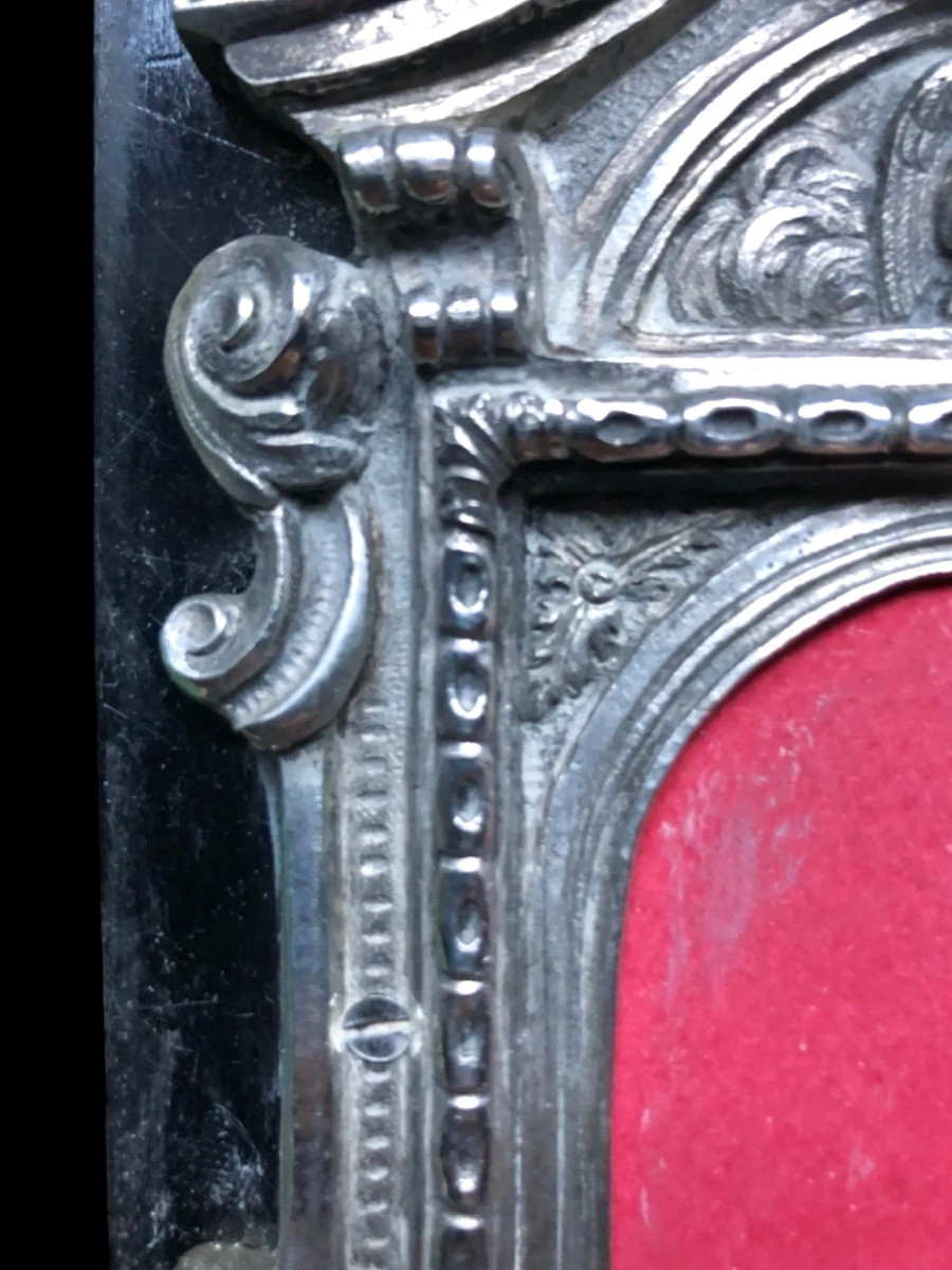 Édicule de paix en argent repoussé avec incrustation de lapis-lazuli. -photo-1