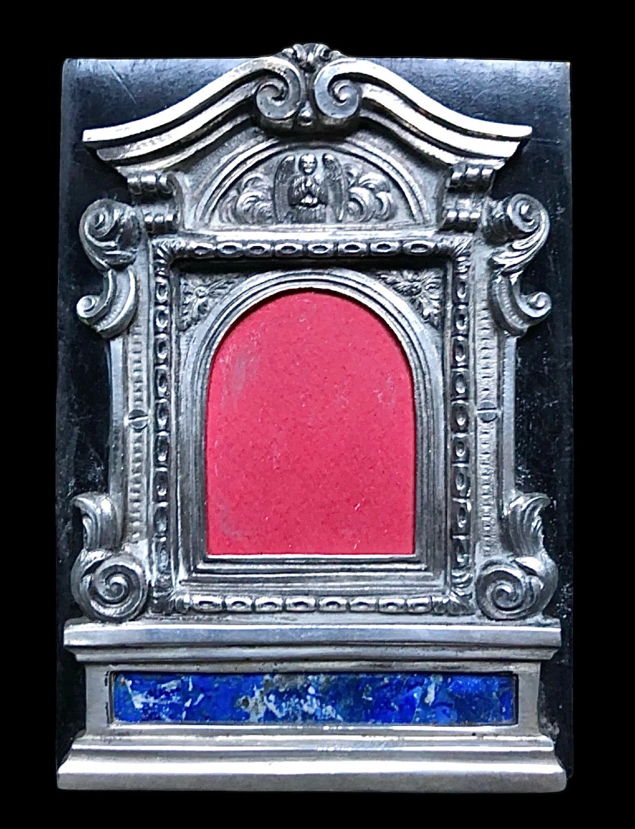 Édicule de paix en argent repoussé avec incrustation de lapis-lazuli. 