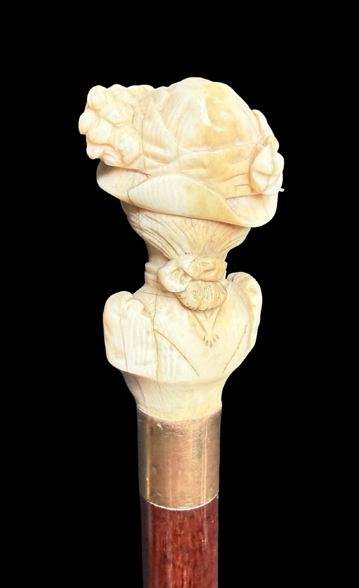 Canne à pommeau en ivoire orné d'un buste de femme coiffée d'un chapeau. -photo-1