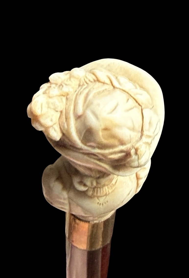 Canne à pommeau en ivoire orné d'un buste de femme coiffée d'un chapeau. -photo-3