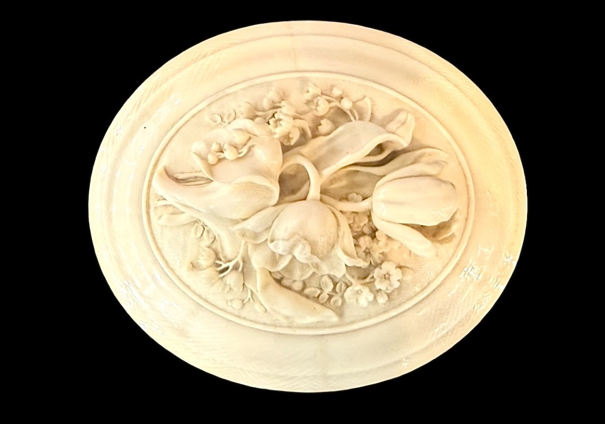 Oval Ivory Box Carved In Bas-relief With Plant And Floral Motifs. -photo-3