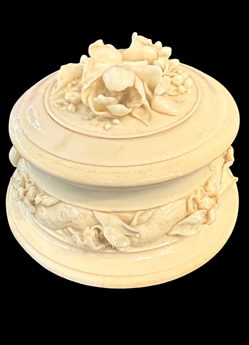 Oval Ivory Box Carved In Bas-relief With Plant And Floral Motifs. -photo-4