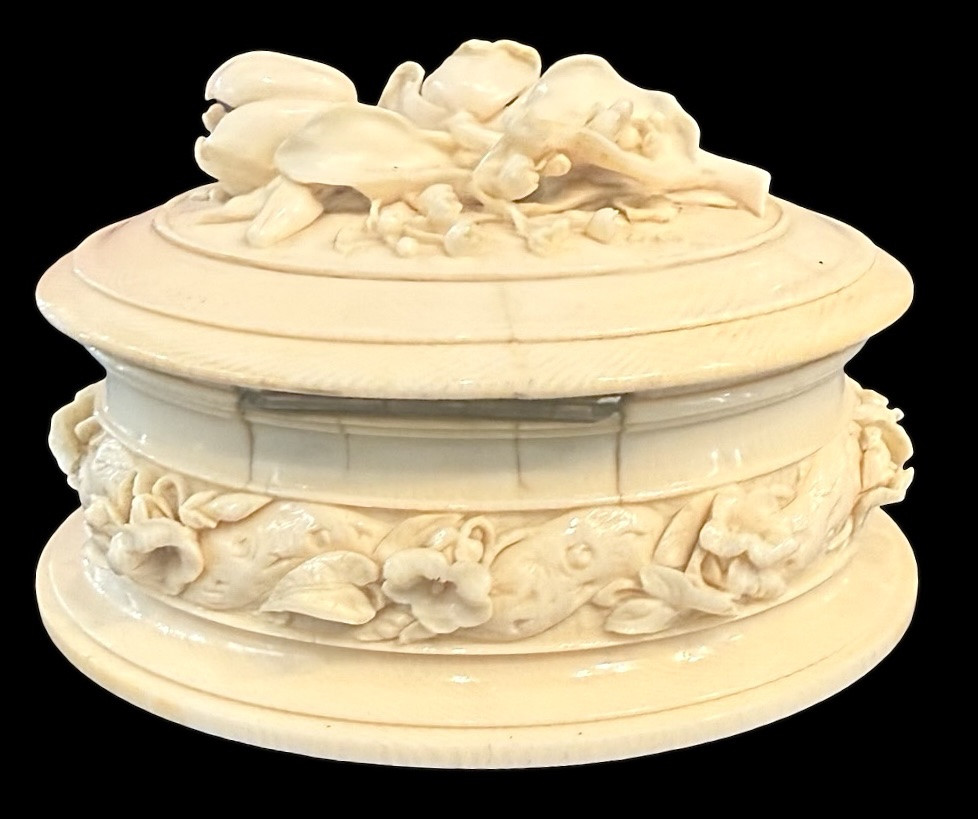 Oval Ivory Box Carved In Bas-relief With Plant And Floral Motifs. -photo-1