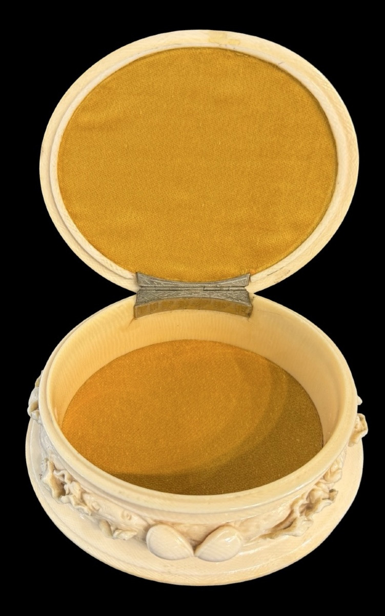 Oval Ivory Box Carved In Bas-relief With Plant And Floral Motifs. -photo-3