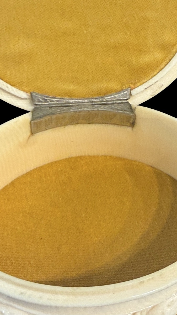 Oval Ivory Box Carved In Bas-relief With Plant And Floral Motifs. -photo-4