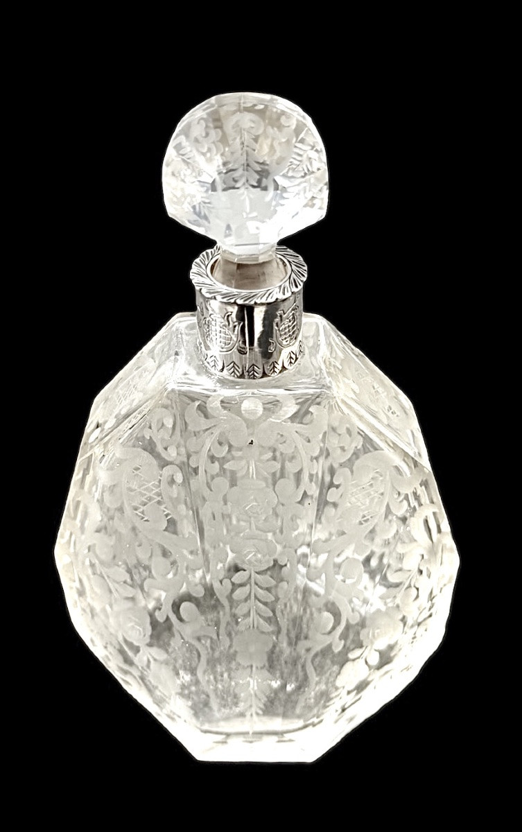 Flacon de parfum en cristal taillé octogonal orné de motifs floraux et rocaille stylisés. -photo-2