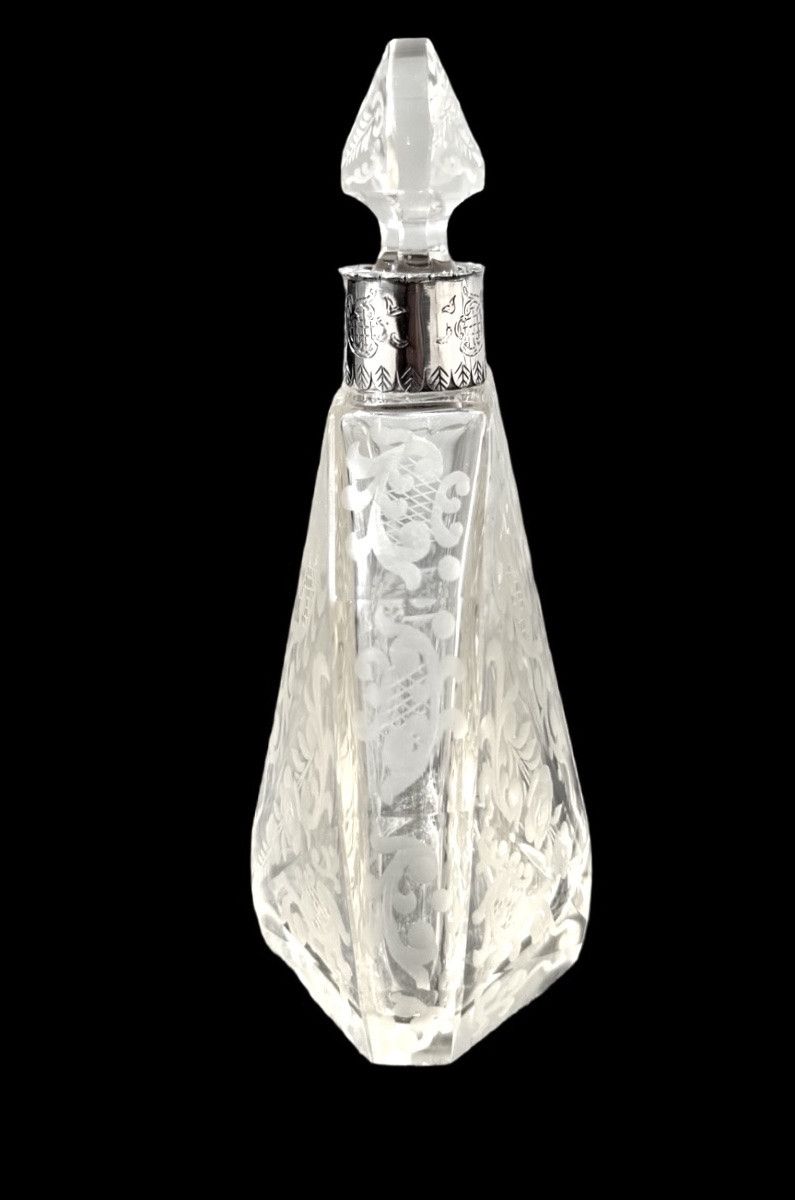 Flacon de parfum en cristal taillé octogonal orné de motifs floraux et rocaille stylisés. -photo-3