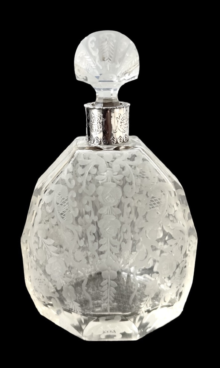 Flacon de parfum en cristal taillé octogonal orné de motifs floraux et rocaille stylisés. -photo-4
