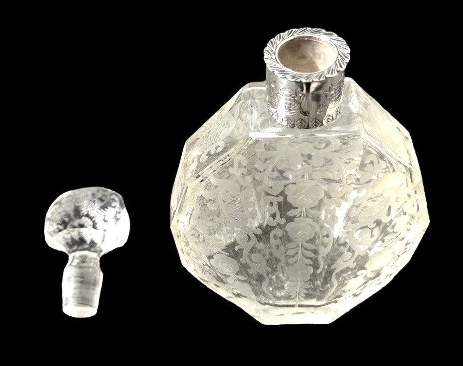 Flacon de parfum en cristal taillé octogonal orné de motifs floraux et rocaille stylisés. -photo-1