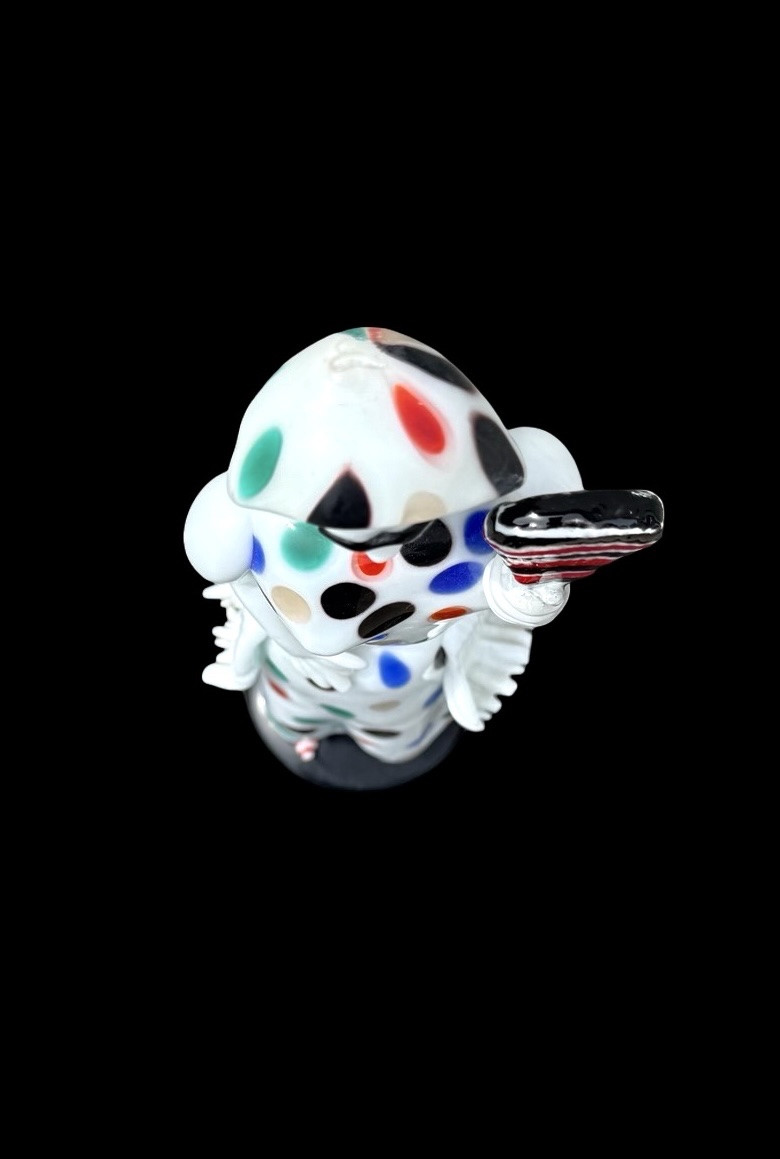 Sculpture en verre opalin à détails polychromes, représentant un arlequin -photo-1