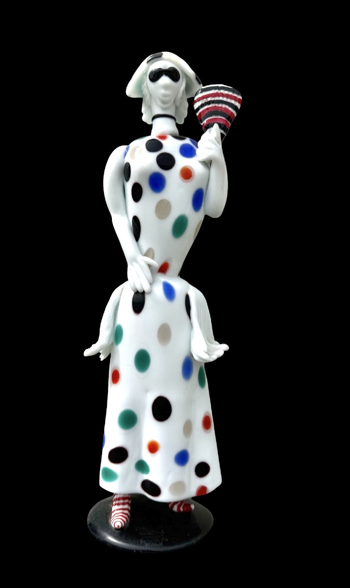 Sculpture en verre opalin à détails polychromes, représentant un arlequin 