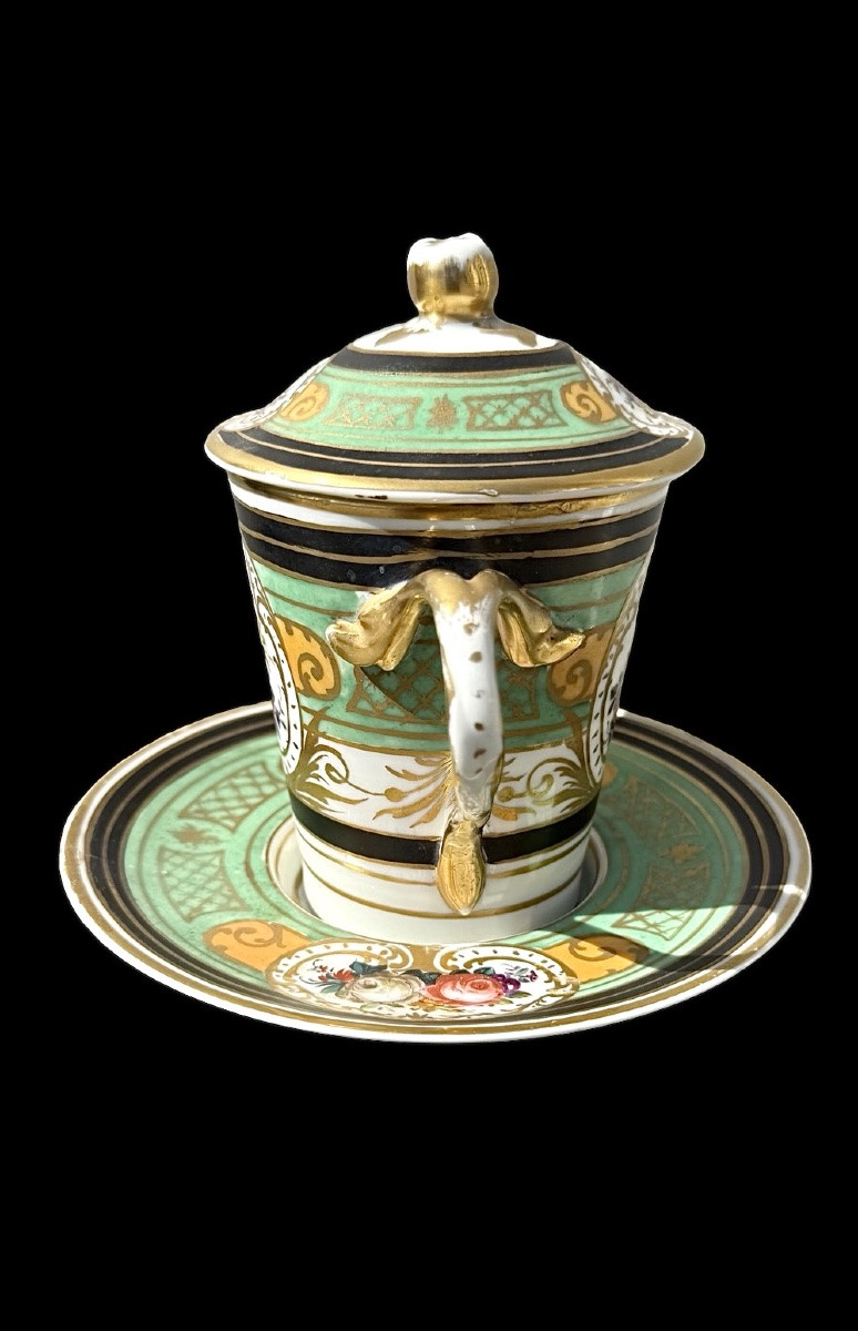 Porcelain Maternity Cup With Floral Decorations, Geometric Motifs, And Gold Highlights. -photo-1