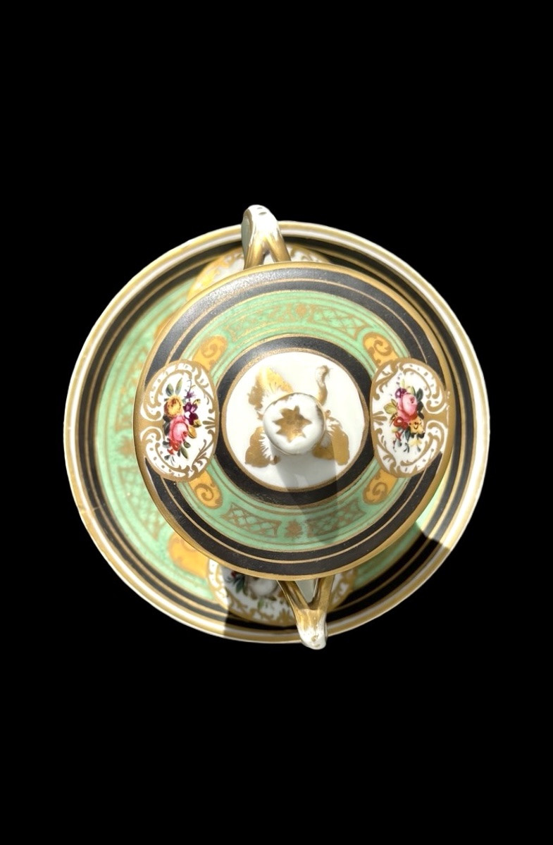 Porcelain Maternity Cup With Floral Decorations, Geometric Motifs, And Gold Highlights. -photo-2