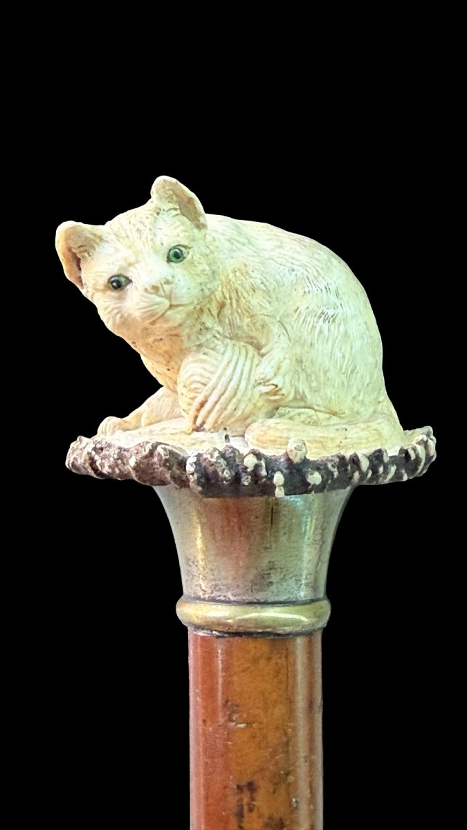 Canne de marche en rotin ornée d'un pommeau en bois de cerf représentant un chat 