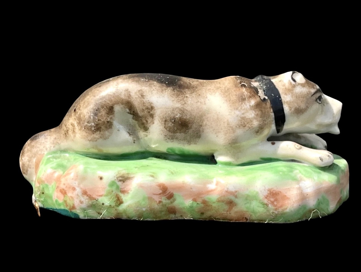 Sculpture en porcelaine polychrome représentant un chien couché dans l'herbe. Jacob Petit-photo-3